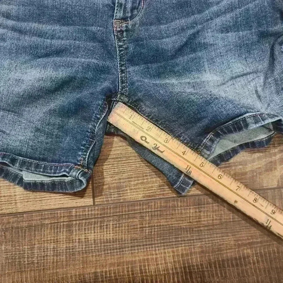 LC LAUREN CONRAD Womens Size 6 Low Rise Midi Denim Blue Jean Cotton Blend Shorts - Picture 2 of 6